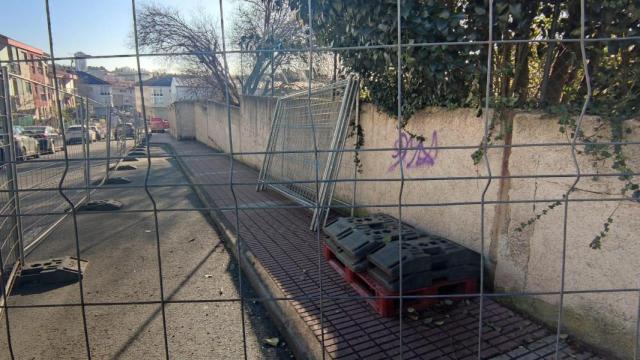 El Concello de Oleiros (A Coruña) exige al Obispado la demolición urgente de un muro en Santa Cruz