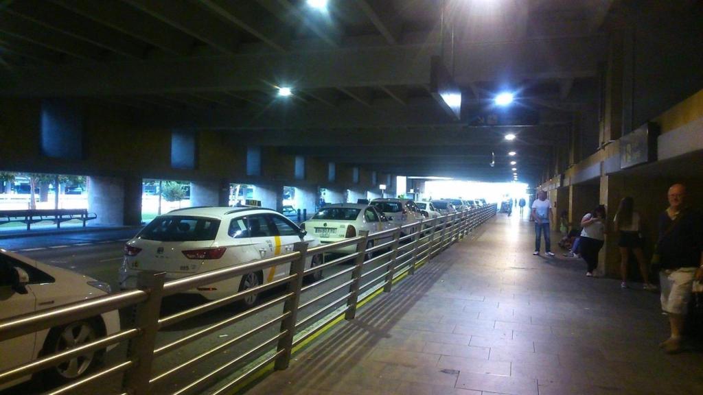 La parada de taxis del Aeropuerto San Pablo, en Sevilla