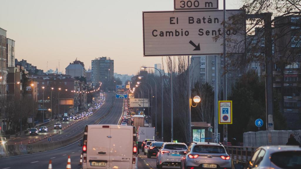Tráfico lento en la A-5 a la altura de Batán.