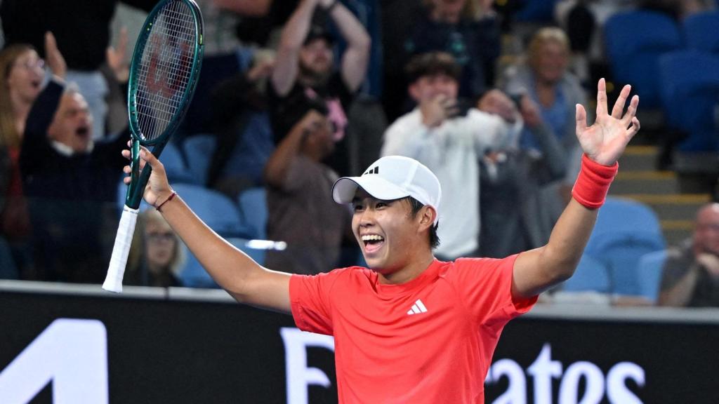 Learner Tien celebra su victoria ante Daniil Medvedev en el Open de Australia