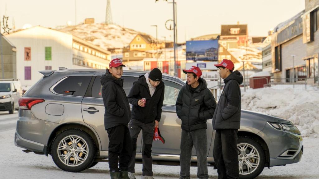 Jóvenes groenlandeses con gorras de MAGA.