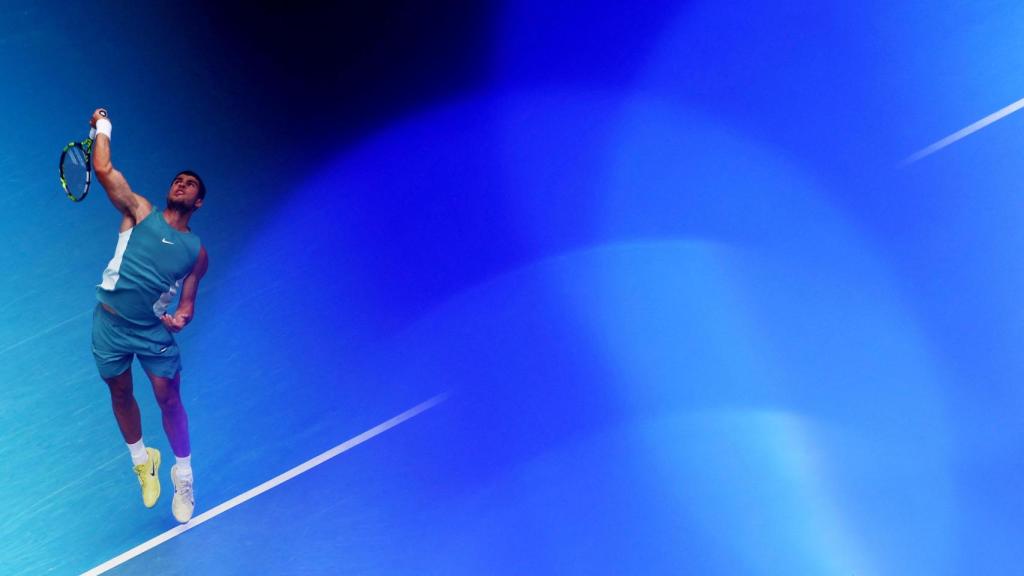 Carlos Alcaraz realiza un saque durante el Open de Australia 2025