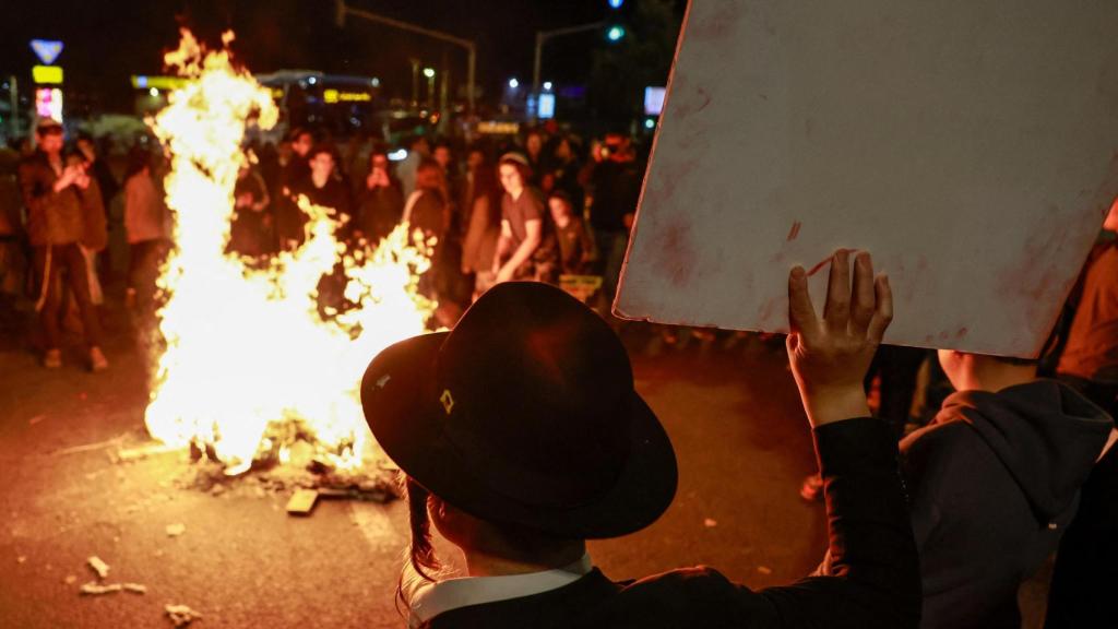 Ultraortodoxos protestan en Jerusalén contra el acuerdo de alto el fuego que ven como un acto de rendición.
