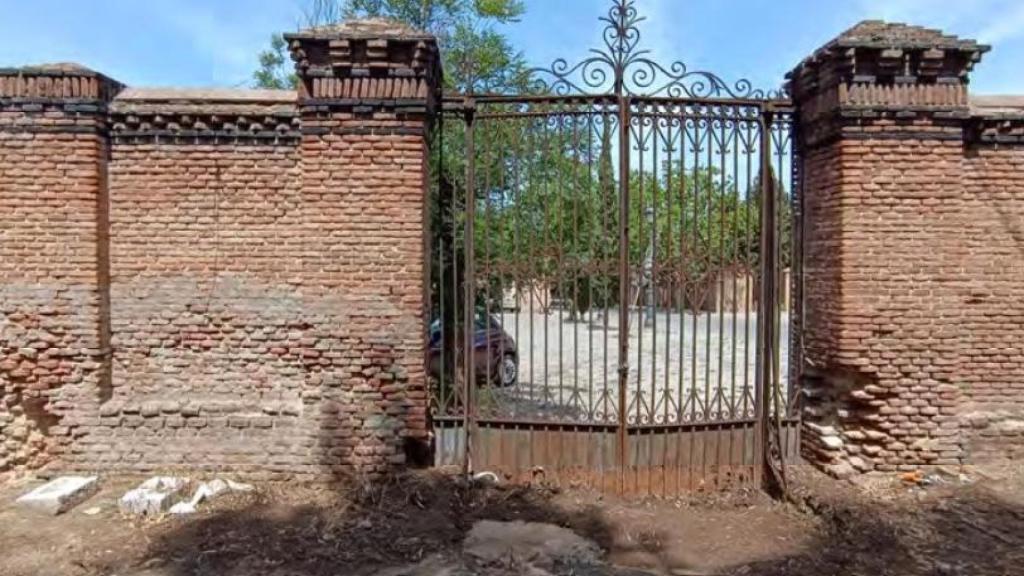 Desperfectos en los ladrillos de un punto de un muro perimetral.