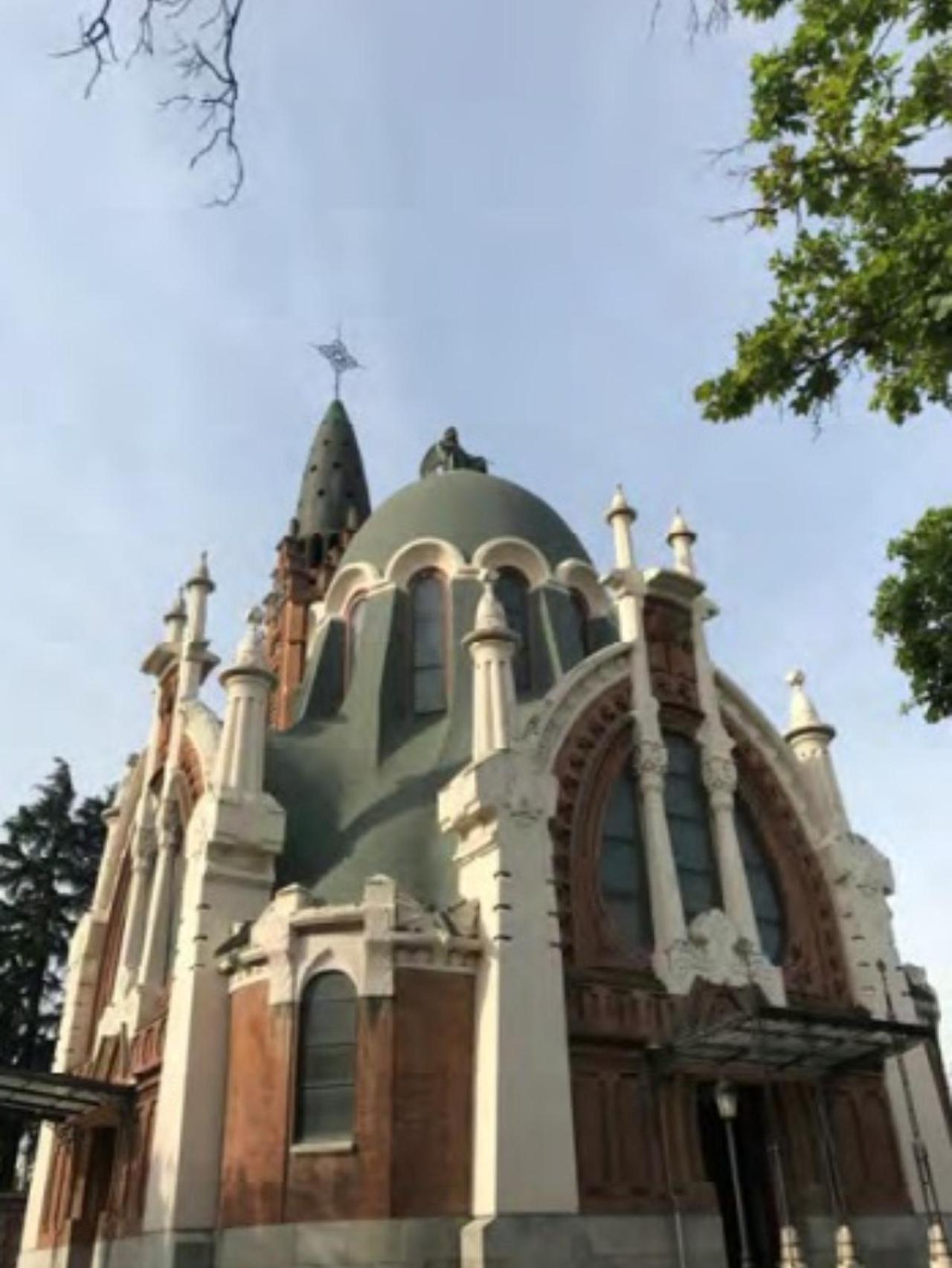 Fachada de la capilla del cementerio de la Almudena.