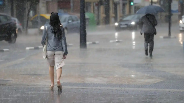 Una calle con lluvia en una imagen de archivo.