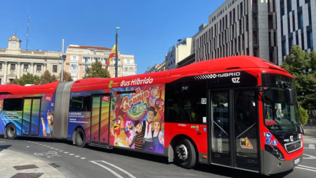 Un autobús de Zaragoza en el centro de la ciudad.