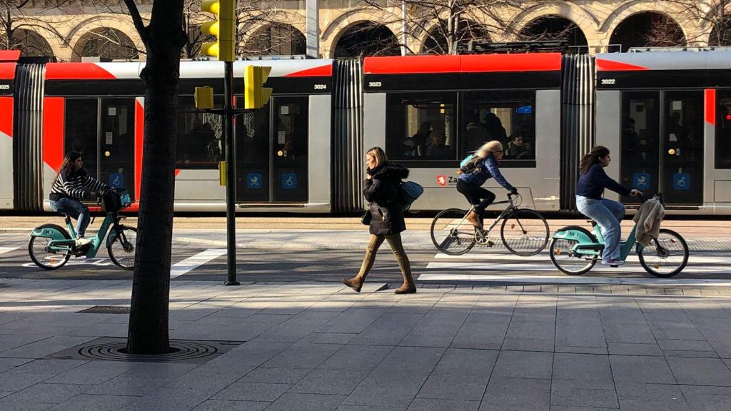 Algunos ciudadanos usando las nuevas bizis en Zaragoza.