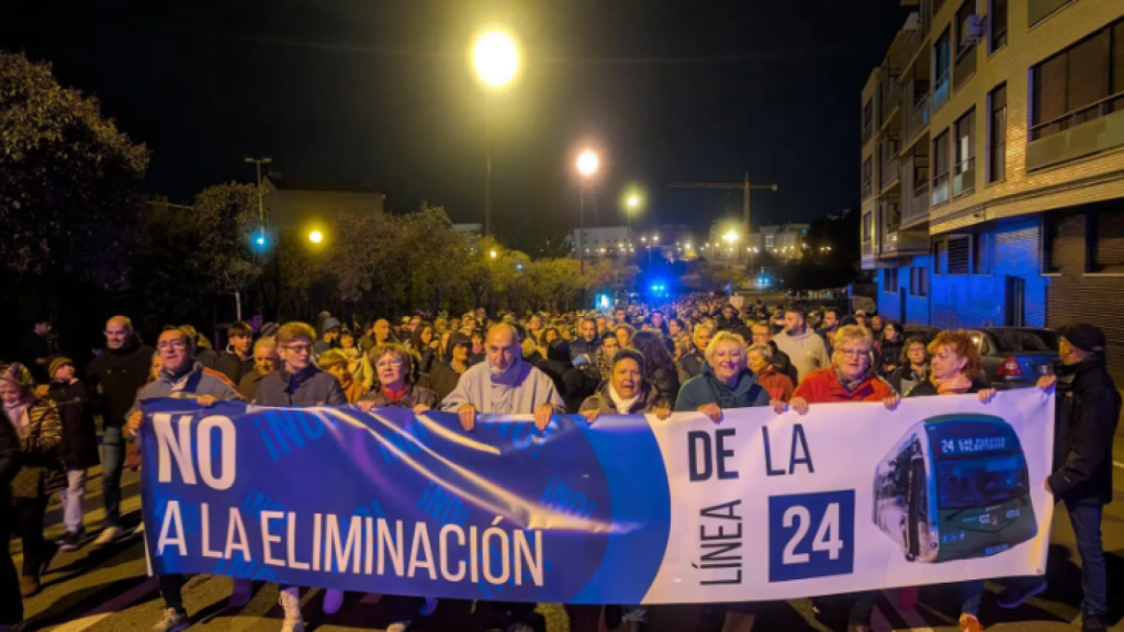 Una de las manifestaciones de los vecinos de Valdefierro por la línea 254, en Zaragoza.