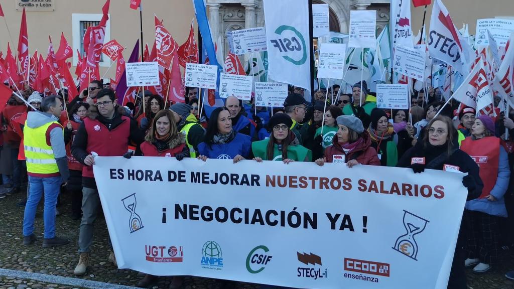 Las organizaciones sindicales se concentran ante la Consejería de Educación