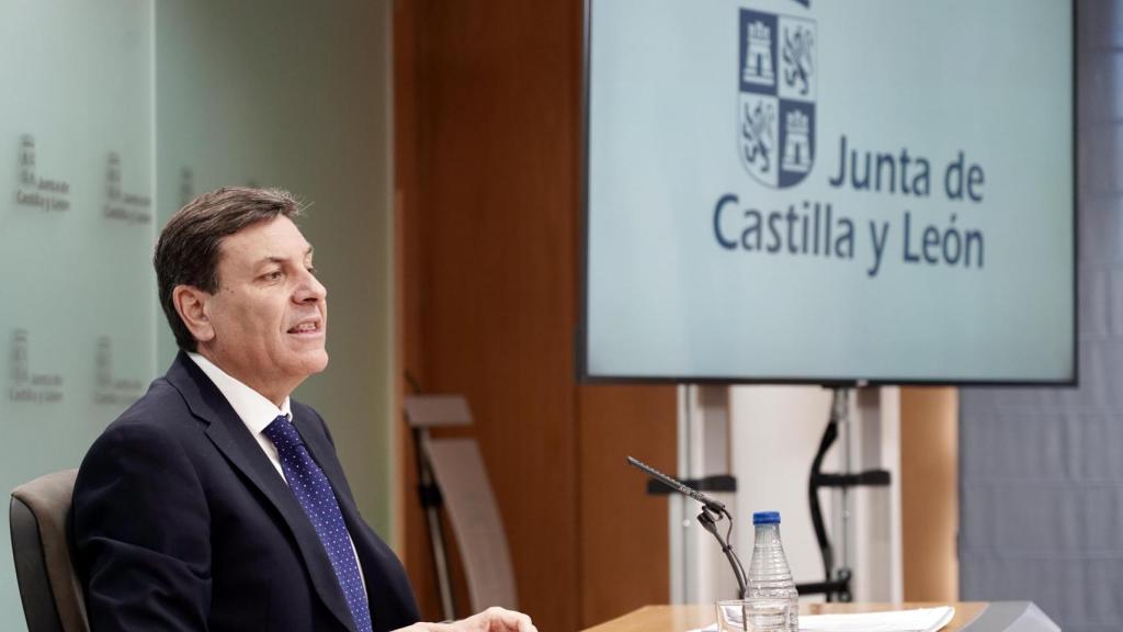El portavoz y consejero de Economía y Hacienda de la Junta, Carlos Fernández Carriedo, durante la rueda de prensa posterior al Consejo de Gobierno de este jueves.