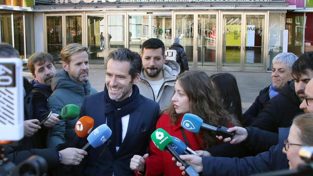 El portavoz nacional del PP y vicesecretario de Cultura y Sociedad Abierta, Borja Sémper, y la presidenta provincial del PP y vicesecretaria de Sanidad y Educación, Ester Muñoz, visitan la exposición ‘Don Quixote’ del artista Ai Weiwei