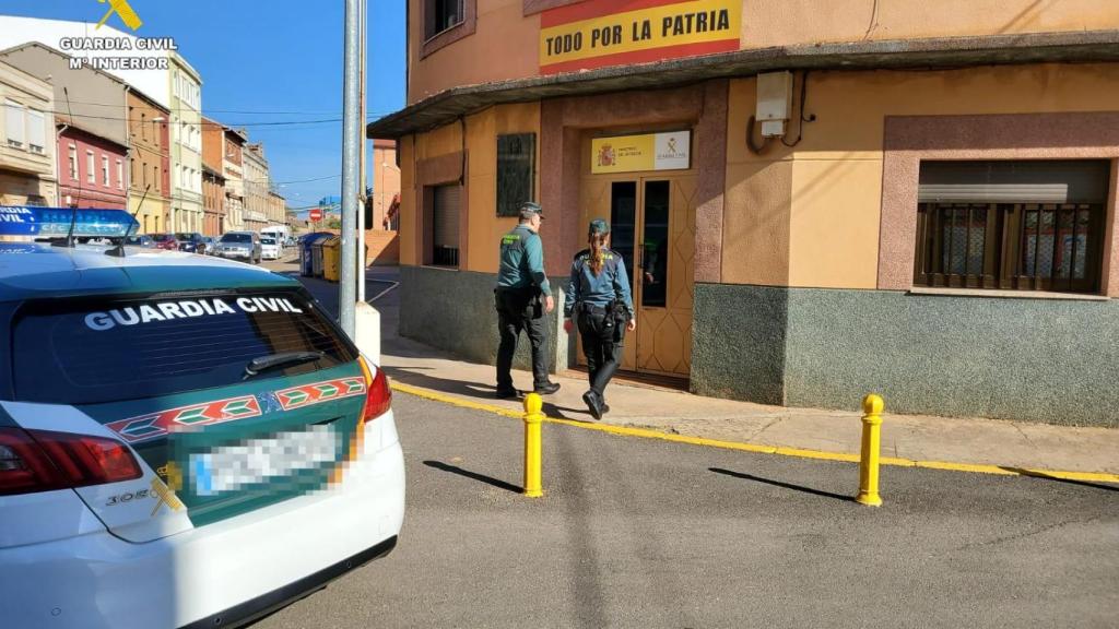 Dos guardias civiles entrando a cuartel