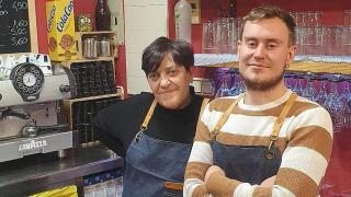 Yolanda y Alejandro en su bar de Valdenebro de los Valles