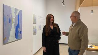 La diputada de Educación y Cultura, Yolanda Burgoa, inaugura la exposición 'Abstracción pedagógica' del artista José Luis de Antonio,