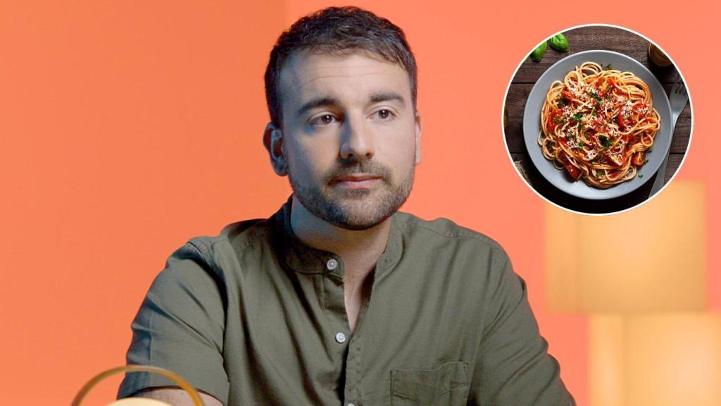 El nutricionista Aitor Sánchez y un plato de pasta.