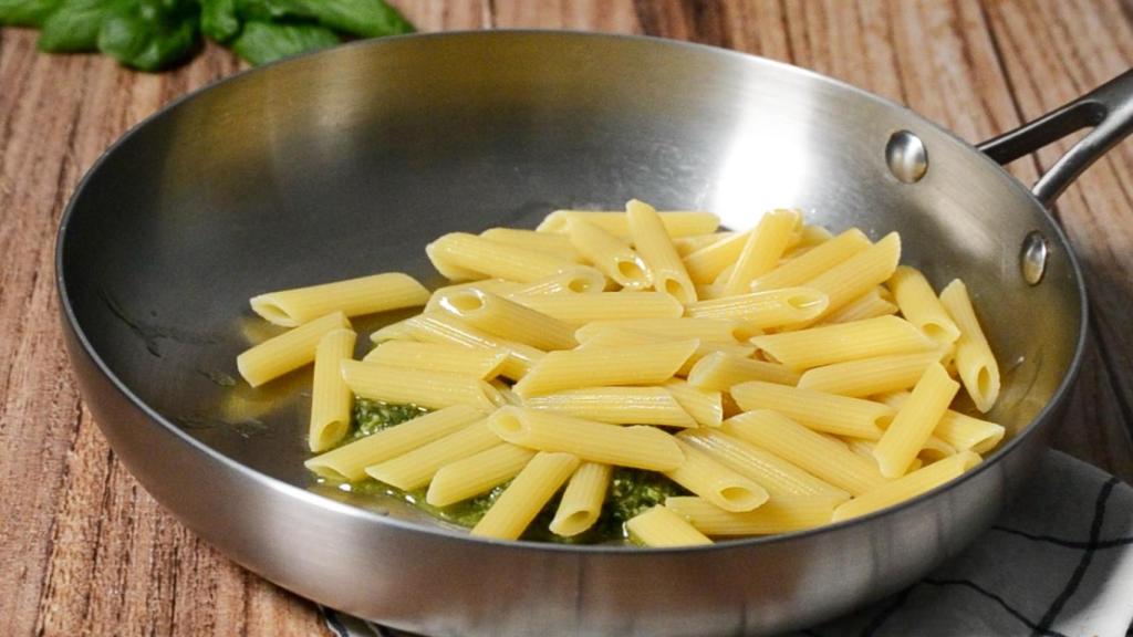 Penne Ziti rigate al pesto.