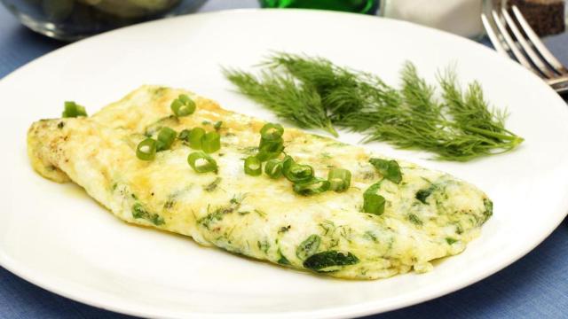 Una tortilla de judías verdes y queso.