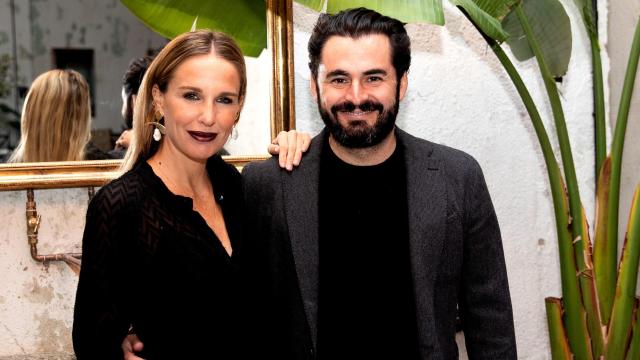 Carola Baleztena y su marido, Emiliano Suárez, en un acto público en Madrid, en 2020.
