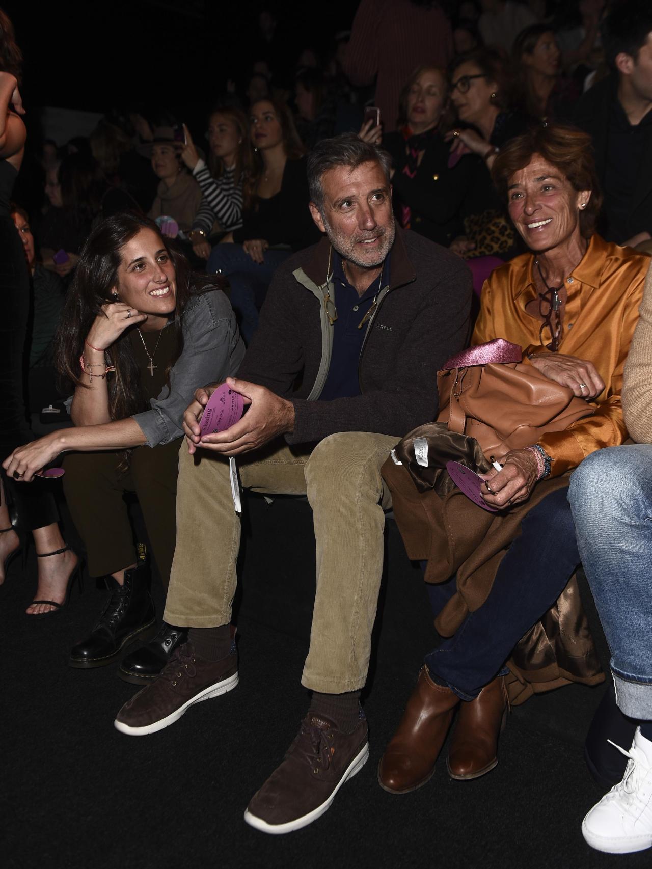 Icíar Aragón junto a sus padres, en un desfile en Madrid. Año 2018.