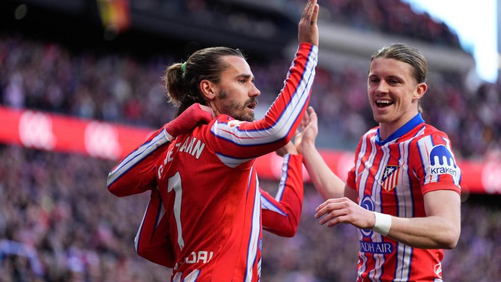 Griezmann y Gallagher celebran un gol con el Atlético de Madrid