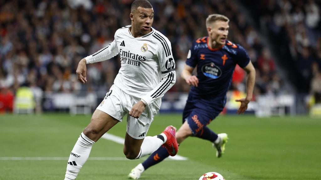 Mbappé conduce el balón durante el partido.