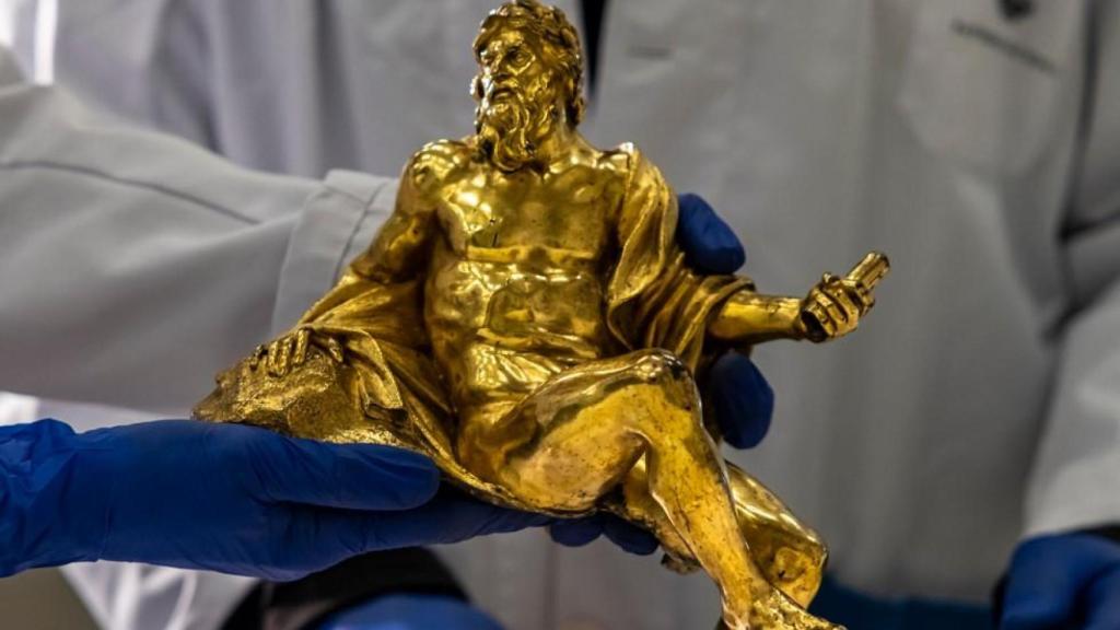 La escultura del Ganges en manos de los restauradores de Patrimonio Nacional. Foto: Patrimonio Nacional.