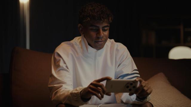 Lamine Yamal con un móvil OPPO