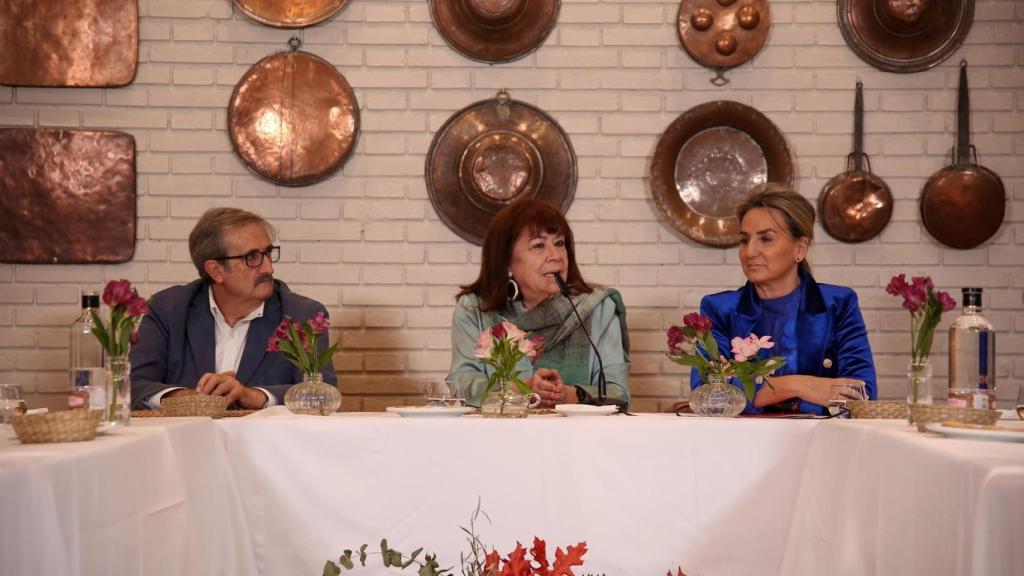 Martín Molina, presidente de la agrupación local del PSOE de Toledo junto a Cristina Narbona y Milagros Tolón.