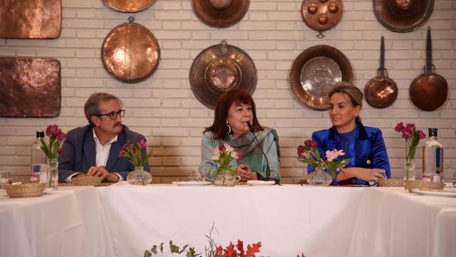Martín Molina, presidente de la agrupación local del PSOE de Toledo junto a Cristina Narbona y Milagros Tolón.