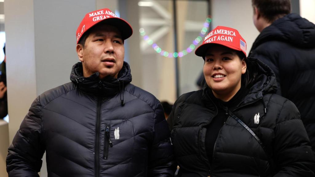 Residentes de Groenlandia esperando la llegada de Trump Jr.