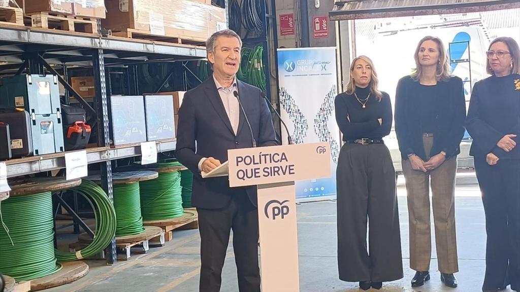 El líder del PP, Alberto Núñez Feijóo, este jueves en Cáceres, junto a la presidenta de la Junta de Extremadura, María Guardiola.