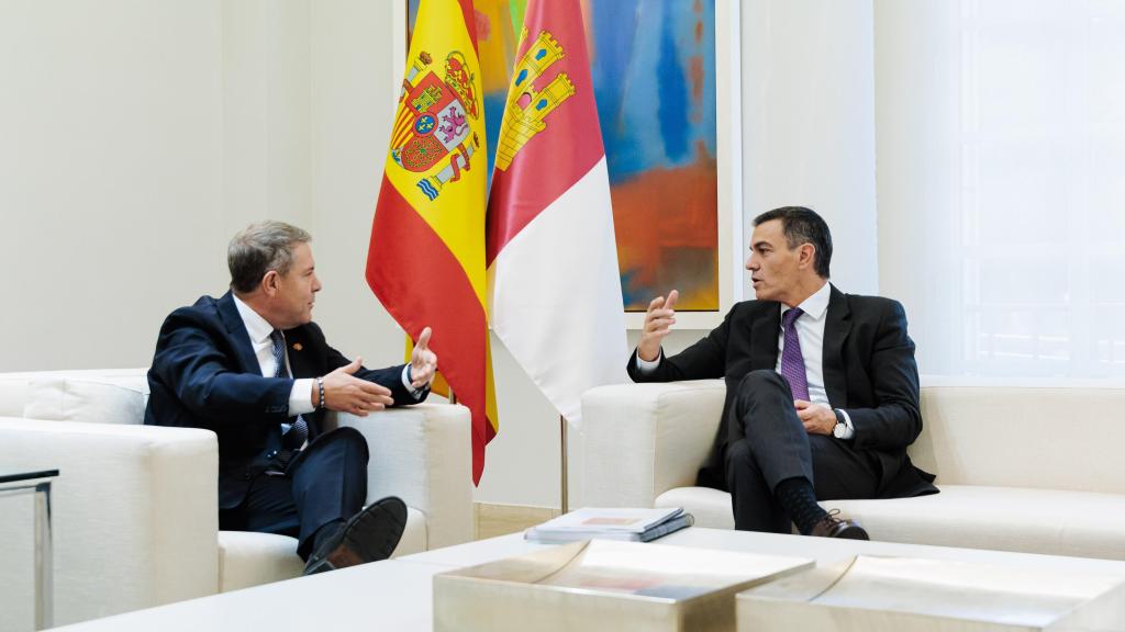 Pedro Sánchez y Emiliano García-Page, en una reunión en la Moncloa, el pasado mes de octubre.