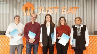 Firma del nuevo acuerdo de convenio entre Just Eat y los sindicatos.