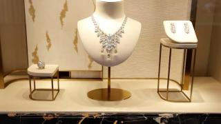 Joyas de alta gama se exhiben en la tienda de Cartier en la Plaza Vendome en París.