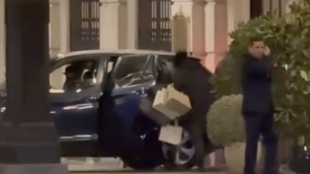 Uno de los aluniceros en la tienda de Dior de Galería Canalejas.