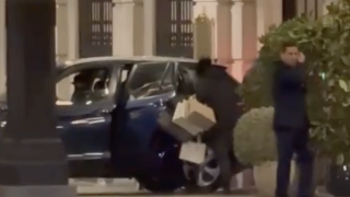 Uno de los aluniceros en la tienda de Dior de Galería Canalejas.