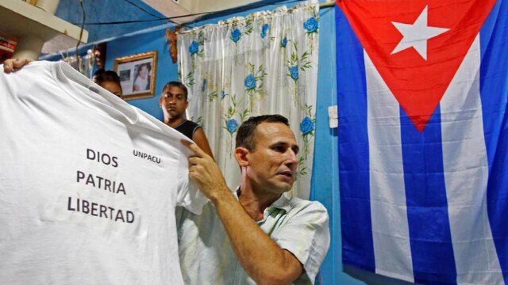 El disidente cubano José Daniel Ferrer sostiene una camiseta mientras da una entrevista a Reuters en su casa en una imagen de archivo.