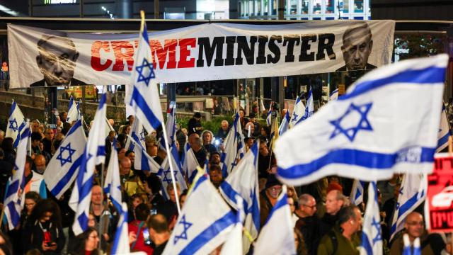 Una pancarta con una imagen del primer ministro israelí, Benjamin Netanyahu, en una protesta en Tel Aviv para exigir el regreso de los rehenes.