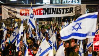 Una pancarta con una imagen del primer ministro israelí, Benjamin Netanyahu, en una protesta en Tel Aviv para exigir el regreso de los rehenes.