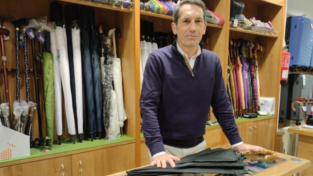 David Lama Carballo, entre paraguas en la tienda de Carballo de la calle Panaderas.