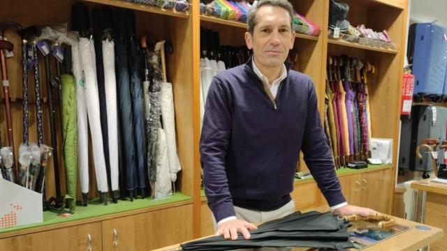 David Lama Carballo, entre paraguas en la tienda de Carballo de la calle Panaderas.