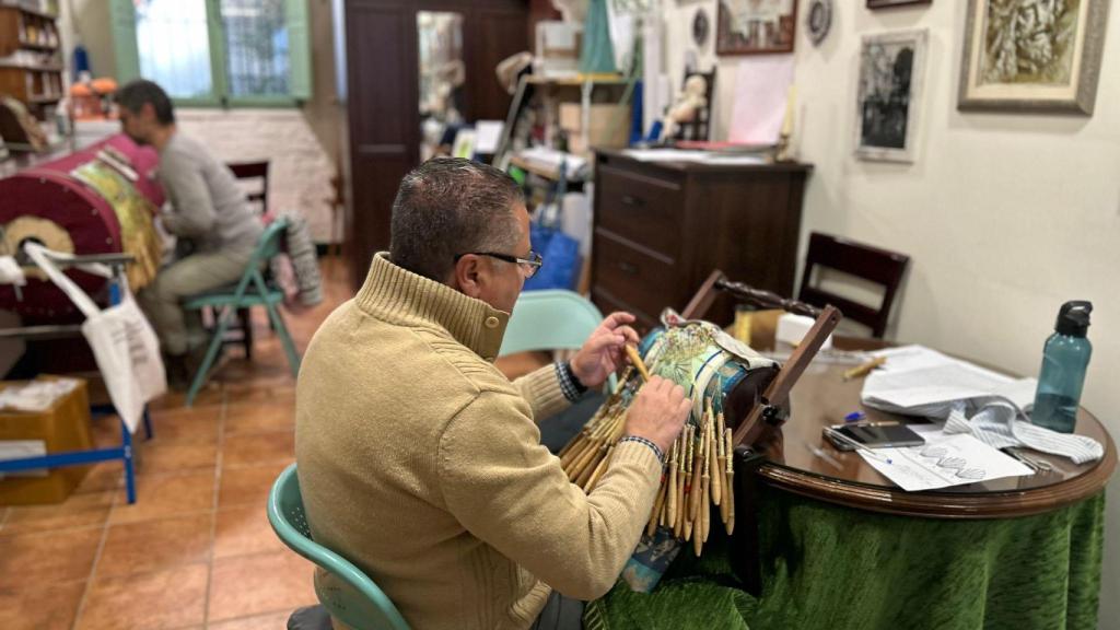 Alfonso Aguilar Martín, de Encajes de Sevilla, haciendo encaje de bolillo.
