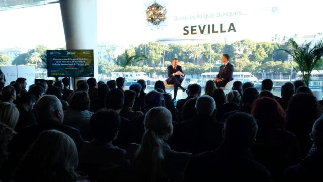 Javier Fernández y Rodrigo Rodríguez Hans, en la presentación del stand de la provincia de Sevilla en Fitur.