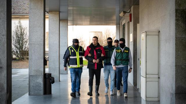 Pase a disposición judicial de uno de los detenidos en la última operación contra el narcotráfico, a 16 de enero de 2025, en Vilagarcía de Arousa