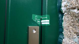 La puerta de la casa donde un hombre propinó ayer una paliza a su madre, con un precinto de la Guardia Civil, a 3 de enero de 2025, en la parroquia de Santa María de Sacos, en Cerdedo-Cotobade
