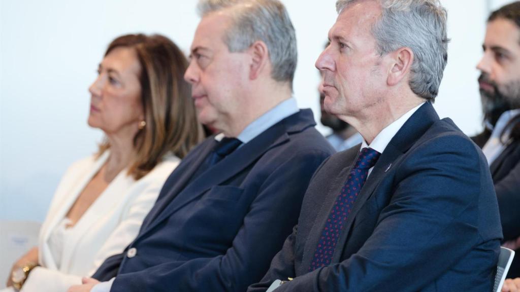 La directora de ADOS, Marisa López, el conselleiro de Sanidade, Antonio Gómez Caamaño, y el presidente de la Xunta, Alfonso Rueda
