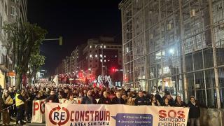 Cientos de personas al grito de Coa nosa saúde non se xoga: Vigo se manifiesta por la sanidad pública