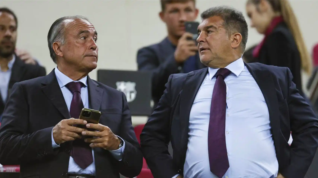 Rafa Yuste y Joan Laporta, en el palco del FC Barcelona