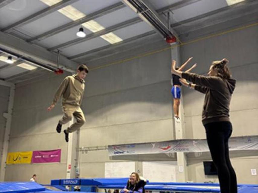 Nuestra entrevistada observando la actividad deportiva de Trampolín Arroyo y Arroyo Inclusivo